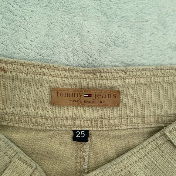 Tommy Hilfiger Vintage shorts. Can fit 26 or 27! - Picture 2 of 3